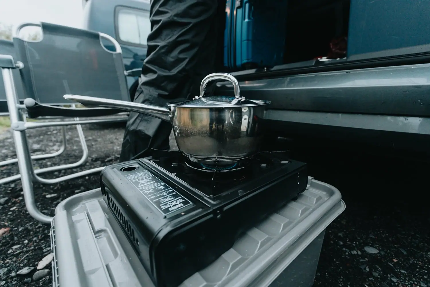 Minimalistyczna kuchnia w van life - przepisy dla podróżników