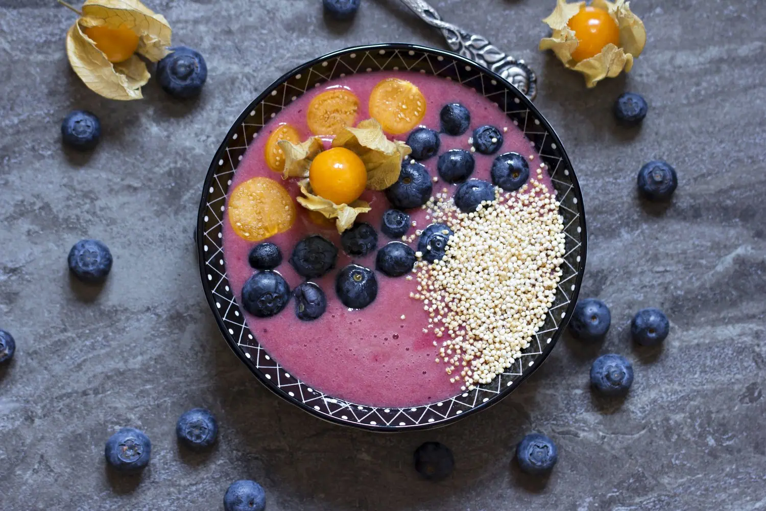 Domowe smoothie bowl z superfoods - kolorowe śniadania