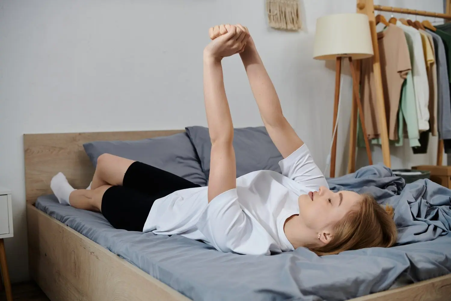 Poranny stretching w łóżku - 10 minut dla lepszego dnia