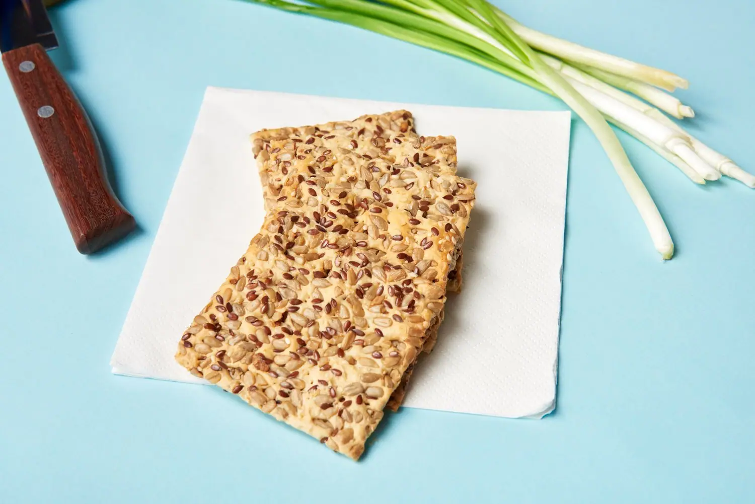Domowe crackers z nasion lnu - przepis na chrupiące przekąski
