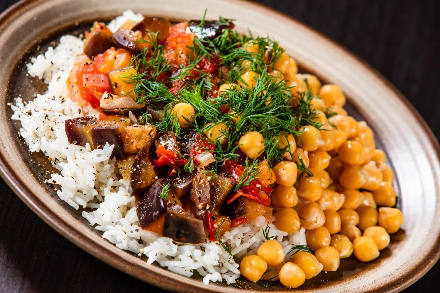 Wegańskie curry z ciecierzycy - przepis na rozgrzewający obiad