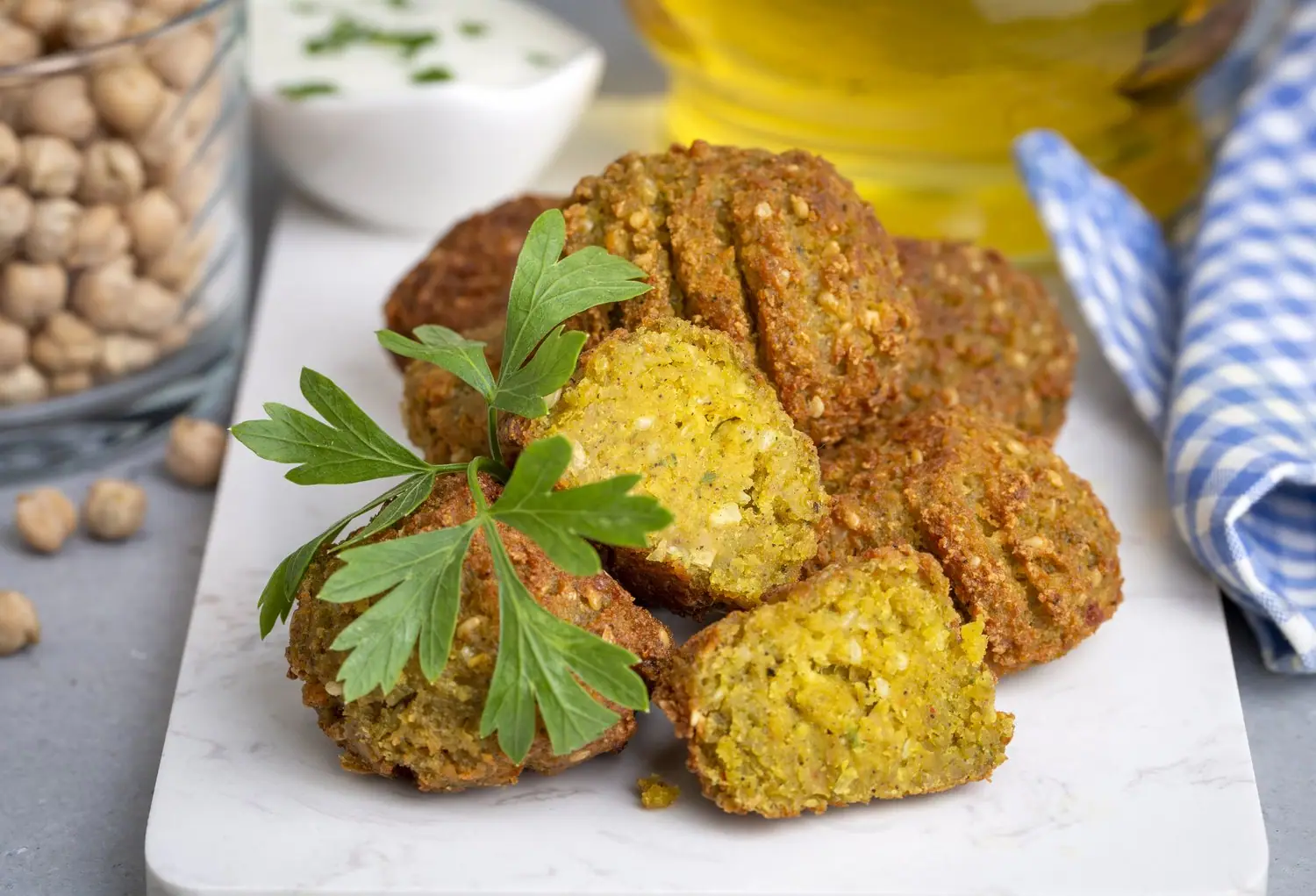 Wegańskie falafel z grochu - przepis na białkowe kulki