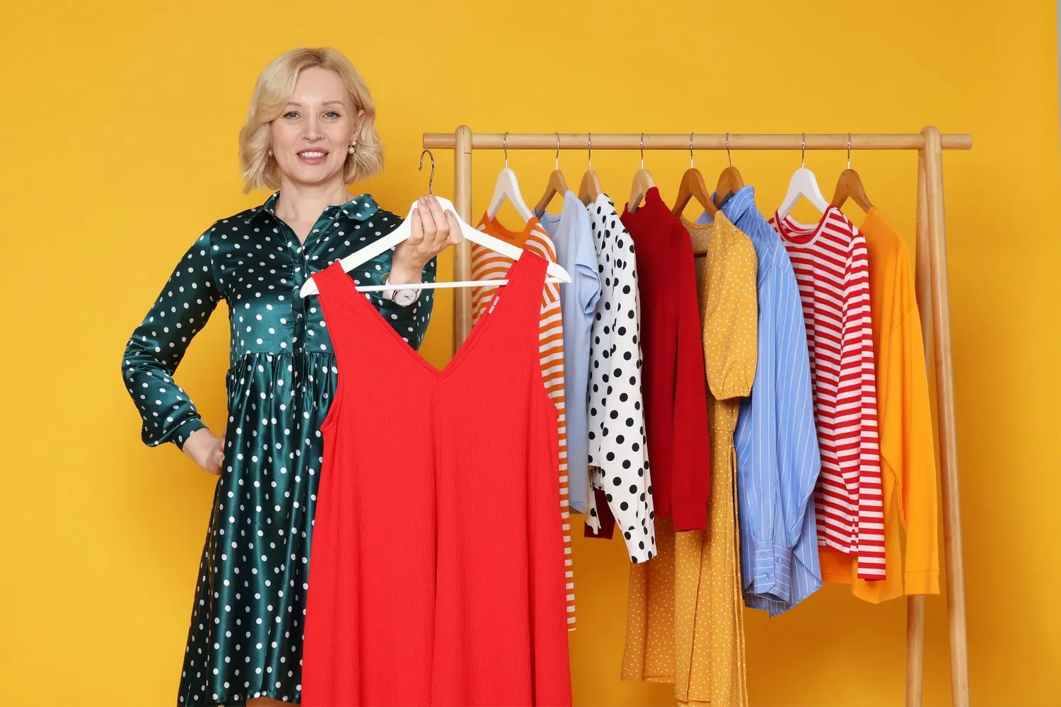 Capsule wardrobe na wiosnę - uniwersalne zestawy dla aktywnych kobiet