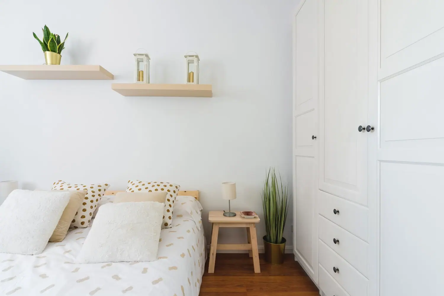 Minimalistyczne podejście do akcesoriów w sypialni wellness
