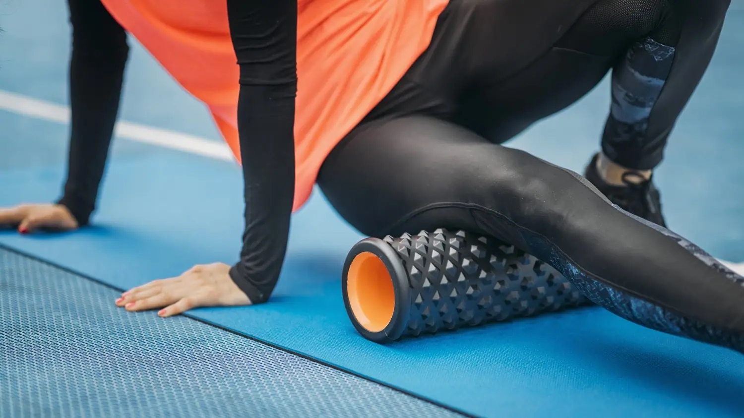 Czym różni się foam rolling od tradycyjnego masażu po treningu